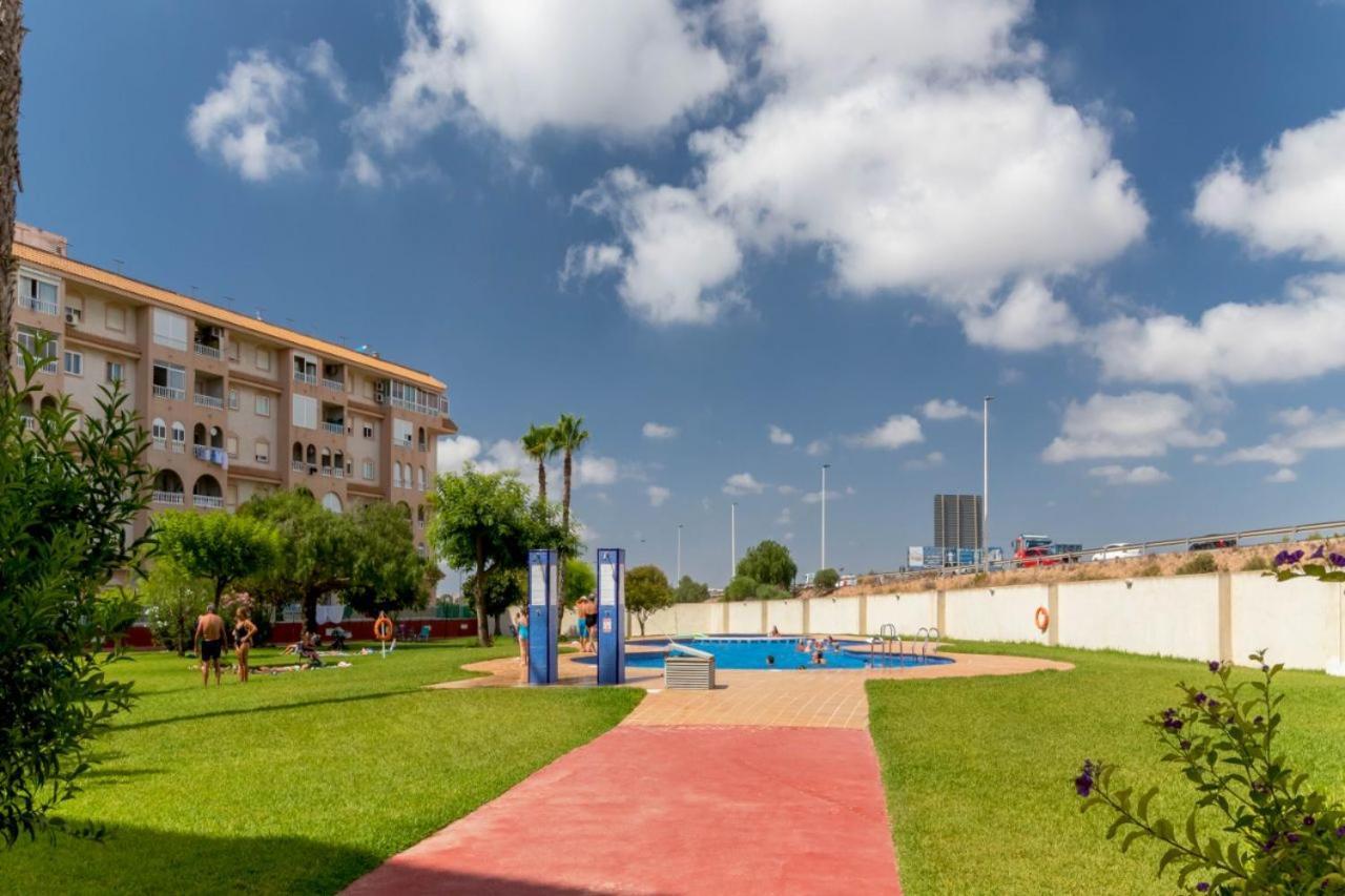 Apartamentos Villa Madrid 또레비에하 외부 사진
