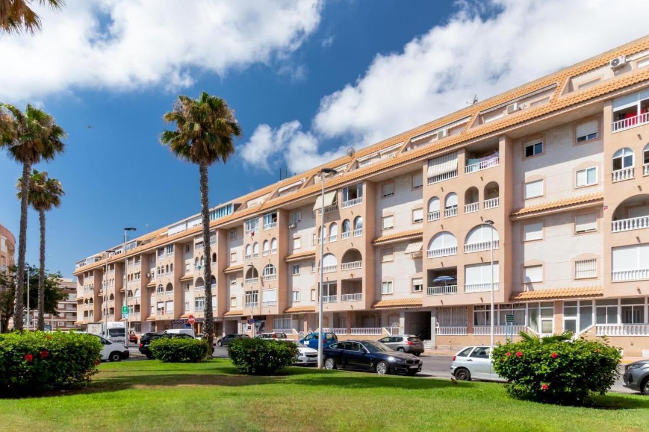 Apartamentos Villa Madrid 또레비에하 외부 사진